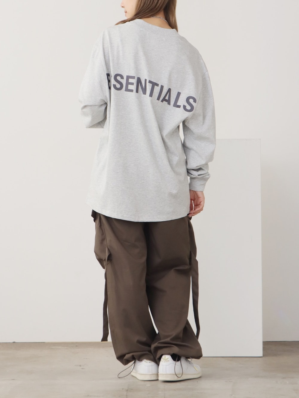 グレー系のTシャツ/カットソーを着用したレディースの夏コーディネートの1枚目の写真