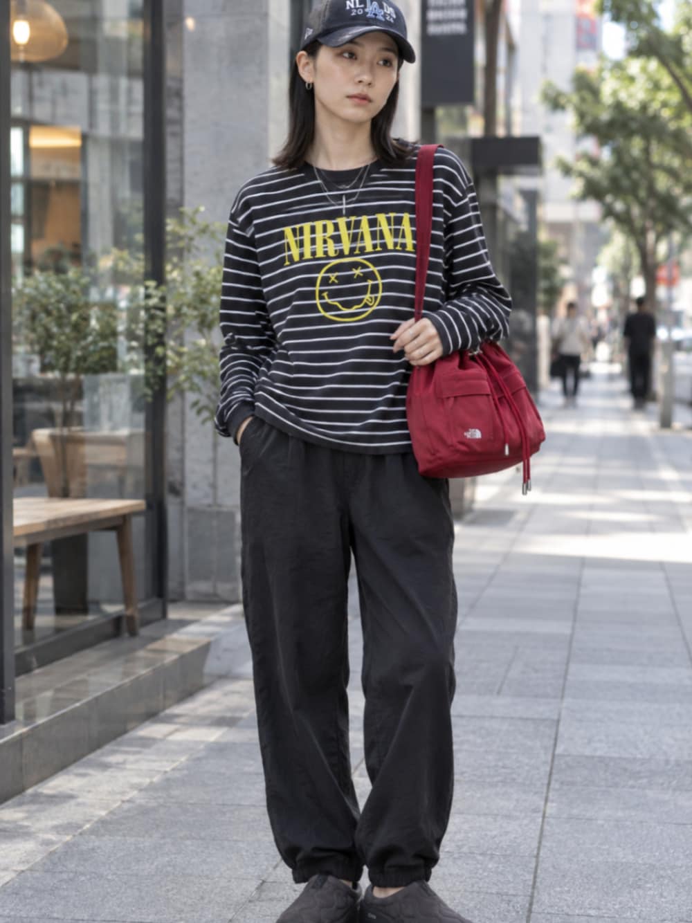 ブラック系のTシャツ/カットソー、ブラック系のサンダル、ブラック系のその他パンツを着用したレディースの秋コーディネートの1枚目の写真