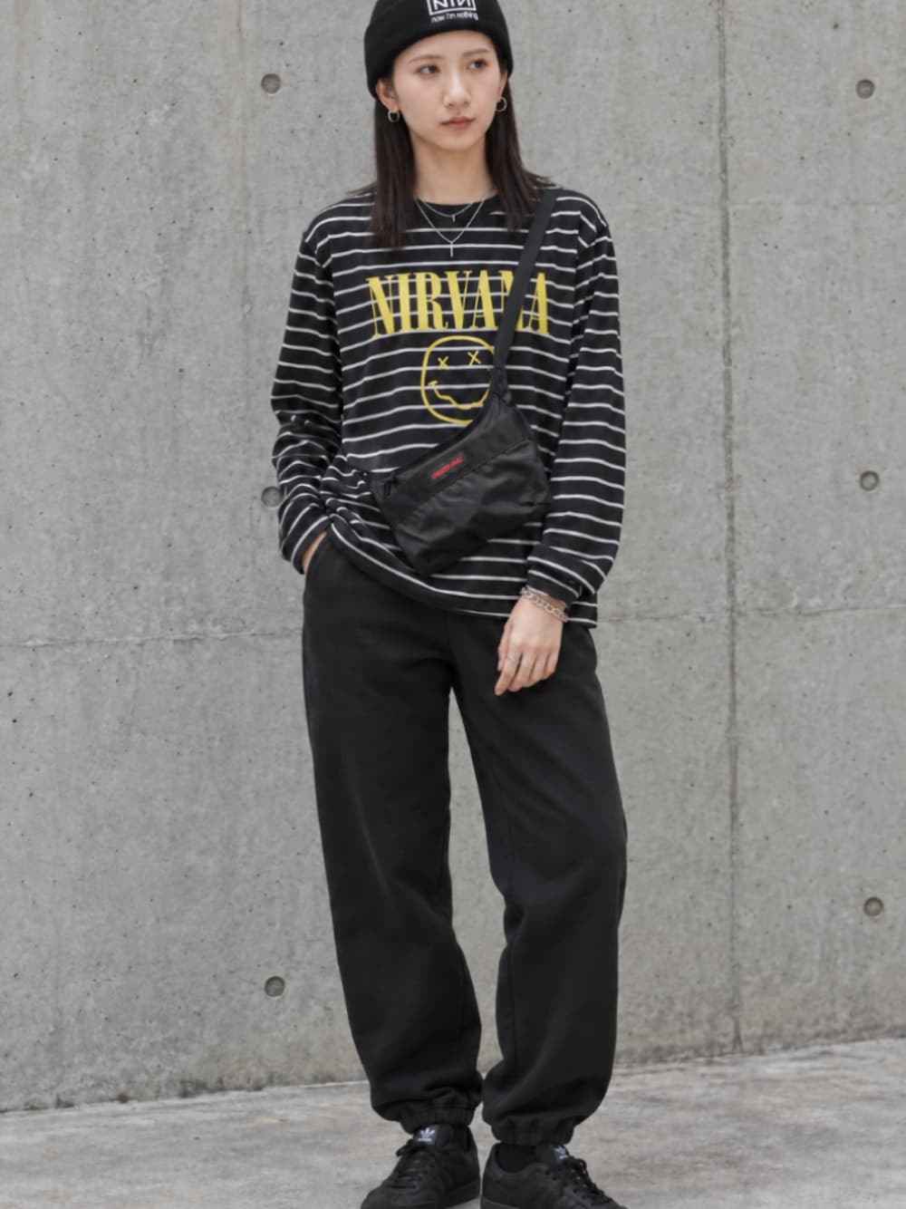 ブラック系のTシャツ/カットソー、ブラック系のスウェットパンツ、ブラック系のスニーカーを着用したレディースの秋コーディネートの1枚目の写真
