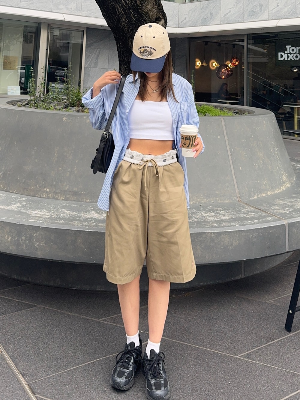 「夏コーデ、デートコーデ、ストライプシャツ、スポーツミックス、キャップ、きれいめカジュアル、ショートパンツ、シャツスタイル、お出かけコーデ、大人可愛い、シンプルスタイル、今日のコーデ、ハーフパンツ、大人カジュアルコーデ、dickies」｜「Dickiesの【ROOPTOKYO別注】Dickies/ディッキーズ EASY WORK SHORTSイージーワークショーツ（チノパンツ、グリーン系）」を使った、onecoloryさん（骨格ウェーブ・レディース・157cm）の夏コーディネートの1枚目の写真