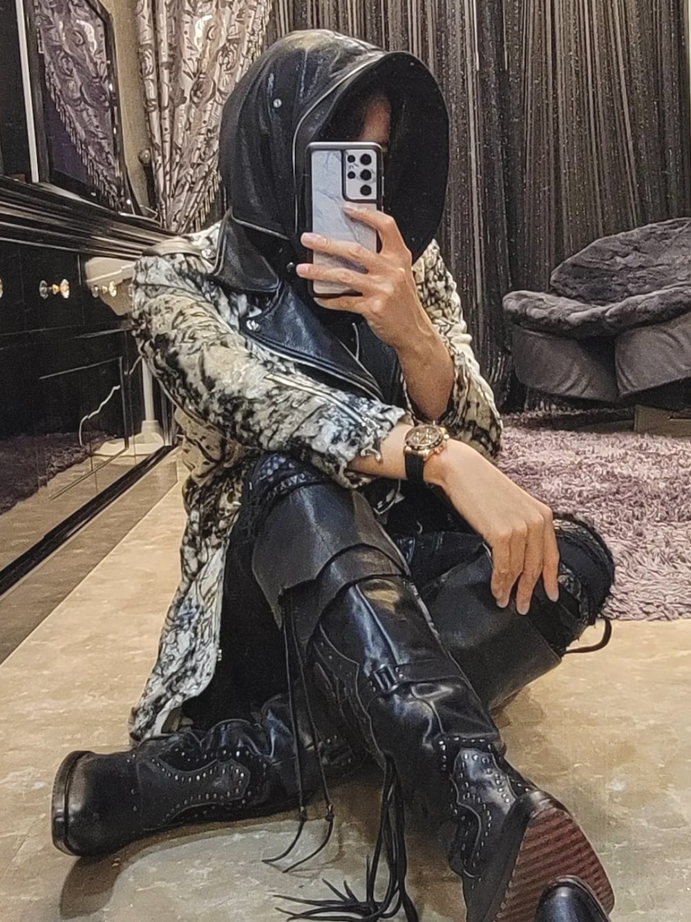 「HIROMU TAKAHARAのアイテム（ブーツ、ブラック系）」を使った、孫士弘さん（メンズ・183cm）の春コーディネートの1枚目の写真