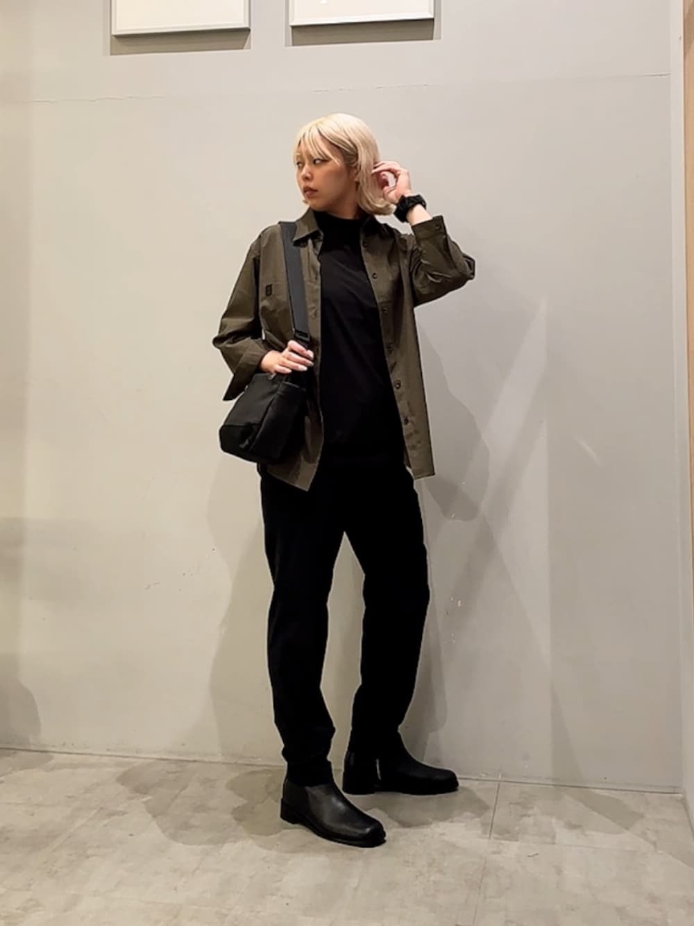 ブラウン系のTシャツ/カットソー、グリーン系のシャツ/ブラウス、ブラック系のスラックスを着用したレディースの夏コーディネートの1枚目の写真