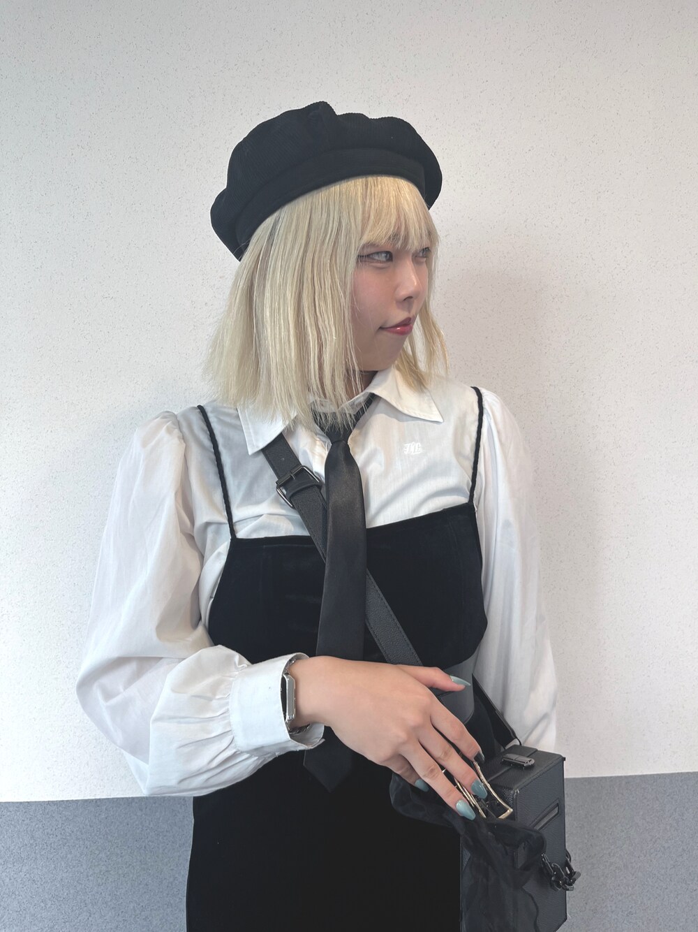 ホワイト系のシャツ/ブラウス、ブラック系のショルダーバッグ、ブラック系のワンピースを着用したレディースの冬コーディネートの1枚目の写真