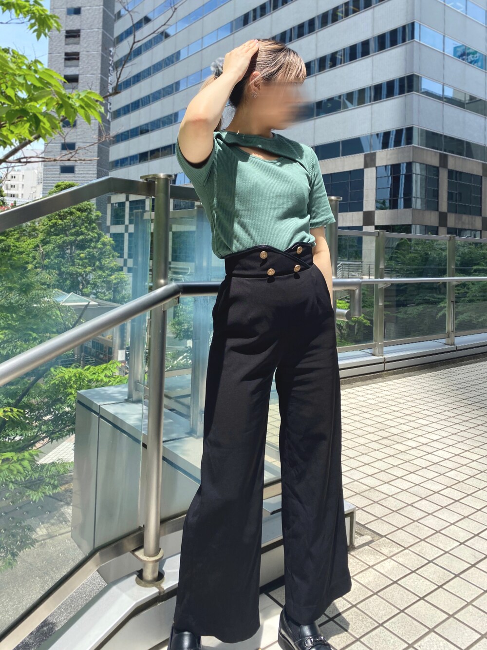 ブラック系のその他パンツを着用したレディースの夏コーディネートの1枚目の写真