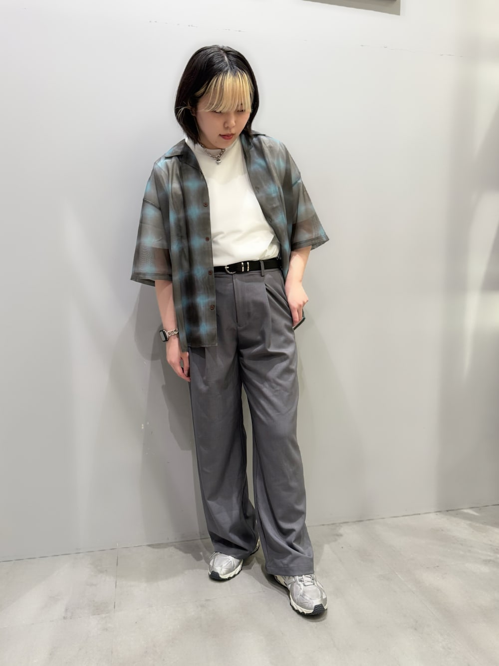 グレー系のその他パンツ、ホワイト系のTシャツ/カットソー、グリーン系のシャツ/ブラウスを着用したレディースの夏コーディネートの1枚目の写真