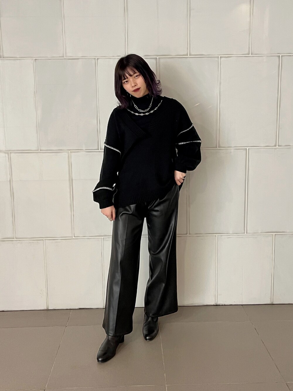 ブラック系のその他パンツ、ブラック系のブーツ、ブラック系のニット/セーターを着用したレディースの冬コーディネートの1枚目の写真