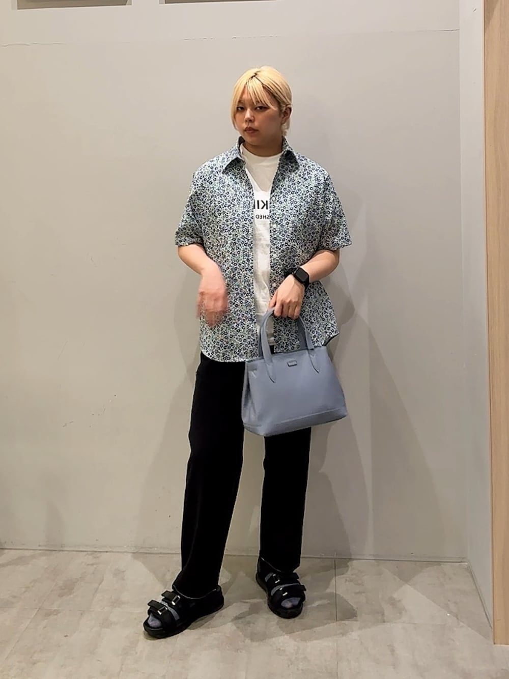 ブルー系のシャツ/ブラウス、ブラック系のデニムパンツ、ブルー系のトートバッグを着用したレディースの夏コーディネートの1枚目の写真
