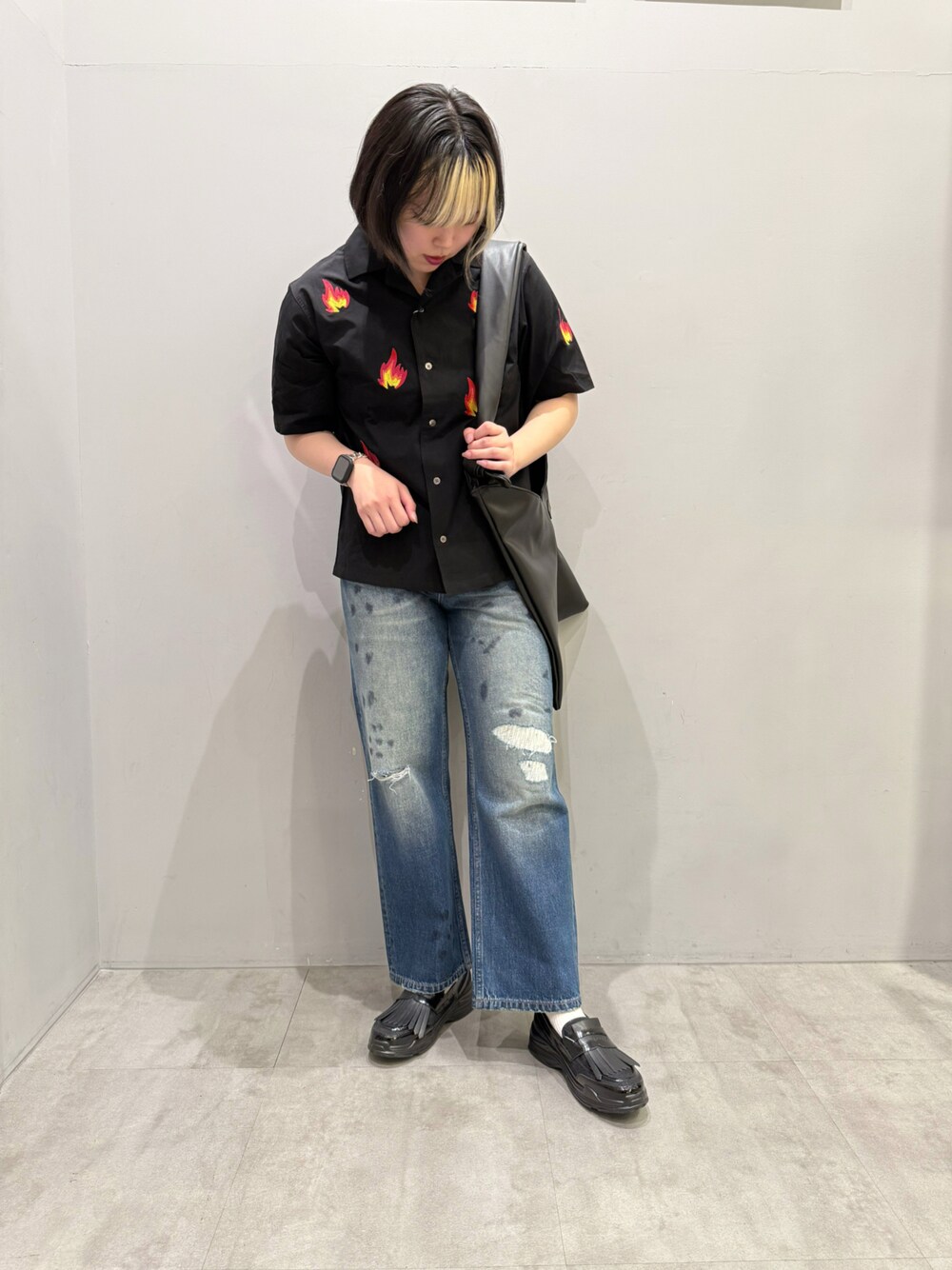 ブルー系のデニムパンツ、ブラック系のシャツ/ブラウス、ブラック系のその他シューズを着用したレディースの春コーディネートの1枚目の写真
