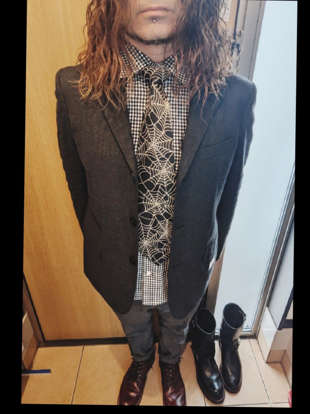 「VivianWestwoodのアイテム（ネクタイ、ブラック系）」を使った、8ballさん（メンズ・169cm）の春コーディネートの1枚目の写真