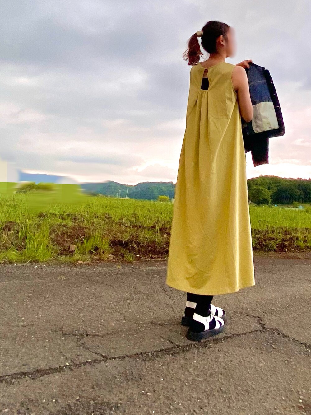 グリーン系のワンピース、ホワイト系のサンダルを着用したレディースの春コーディネートの1枚目の写真