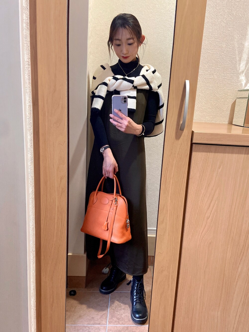 「春コーデ、お洒落さんとつながりたい、休日コーデ、春アウター、シンプルコーデ、ブーツ、ワンピース、ロングワンピース、タートルネック、UNIQLO、キャミワンピ、シンプル、骨格ウェーブ、春服デビュー宣言、ママコーデ」｜「aimohaのキャミソールワンピース（ワンピース、ブラウン系）」を使った、asuka𓂃⸜♡⸝さん（骨格ウェーブ・レディース・163cm）の春コーディネートの1枚目の写真
