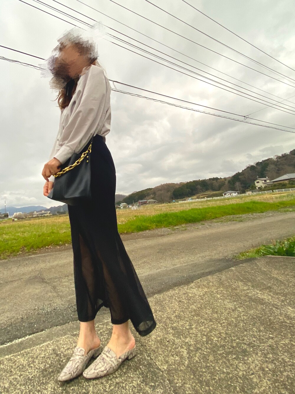 グレー系のシャツ/ブラウス、ブラック系のショルダーバッグ、ブラック系のスカートを着用したレディースの春コーディネートの1枚目の写真