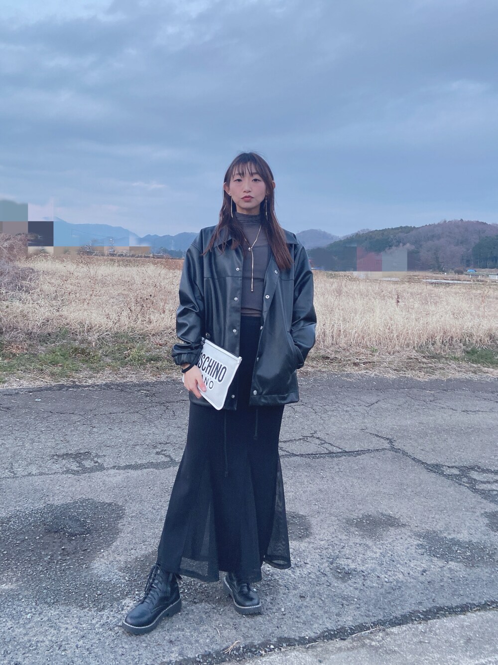「休日コーデ、きれいめカジュアル、ロングスカート、ブラック、マーメイドスカート、カジュアルコーデ、レザージャケット、クラッチバッグ、モノトーン、シンプル、プチプラ、着回しコーデ、シアーシャツ、ママコーデ」｜「CIAOPANIC TYPYの【WEB限定】【ユニセックス】オーバーサイズフェイクレザーコーチジャケット（ライダースジャケット、ブラック系）」を使った、asuka𓂃⸜♡⸝さん（骨格ウェーブ・レディース・163cm）の冬コーディネートの1枚目の写真