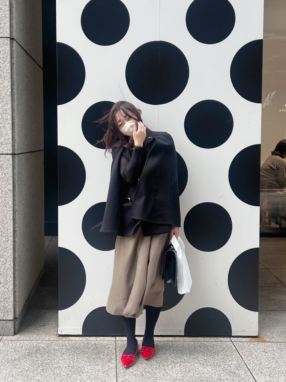 「ワンピース、大人ガーリー、オトナ女子、大人カジュアル、休日スタイル、シアートップス、ootd、ロングワンピース、骨格ウェーブ、40代ファッション、ママコーデ」｜「ABITOKYOのダブルブレスト　ケープ　ジャケット（ブルゾン、ブラック系）」を使った、asuka𓂃⸜♡⸝さん（骨格ウェーブ・レディース・163cm）の春コーディネートの1枚目の写真