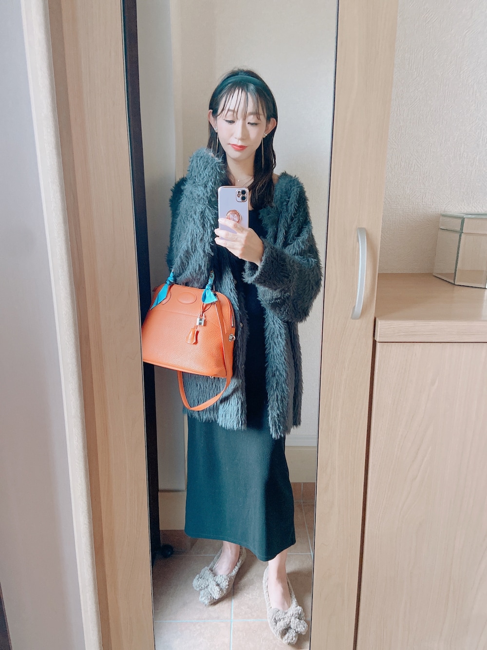 「お出かけコーデ、大人かわいい、ワンピース、プチプラ、シャギーニット、モノトーンコーデ、ロングワンピース、モノトーン、オレンジ、ボア、大人女子、大人カジュアル、ファッションを楽しもう、ゆったりコーデ、ゆるコーデ」｜「classicalelfの表情豊かな上品ニット。2wayフェザーニットカーデ（カーディガン/ボレロ、グレー系）」を使った、asuka𓂃⸜♡⸝さん（骨格ウェーブ・レディース・163cm）の秋コーディネートの1枚目の写真