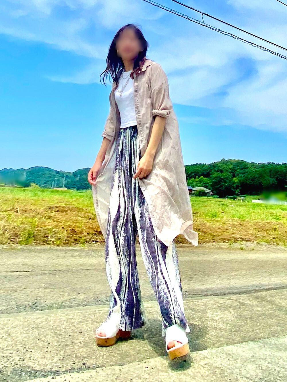 ベージュ系のシャツ/ブラウス、ホワイト系のTシャツ/カットソー、ベージュ系のその他パンツを着用したレディースの夏コーディネートの1枚目の写真