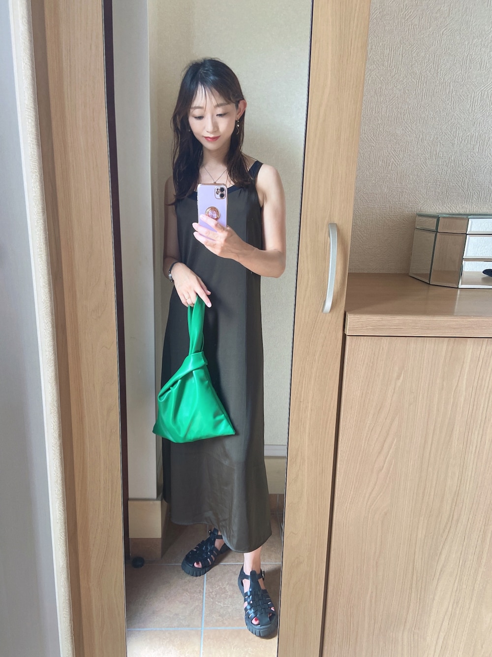 「雨の日コーデ、キャミワンピ、ロングワンピース、グルカサンダル、厚底サンダル、着回しコーデ、ootd、ワンピース、ブラウン、Coming soon...、シンプルスタイル、プチプラ、シンプル、お洒落さんとつながりたい、ママコーデ」｜「SHEINのアイテム（バッグ、グリーン系）」を使った、asuka𓂃⸜♡⸝さん（骨格ウェーブ・レディース・163cm）の夏コーディネートの1枚目の写真