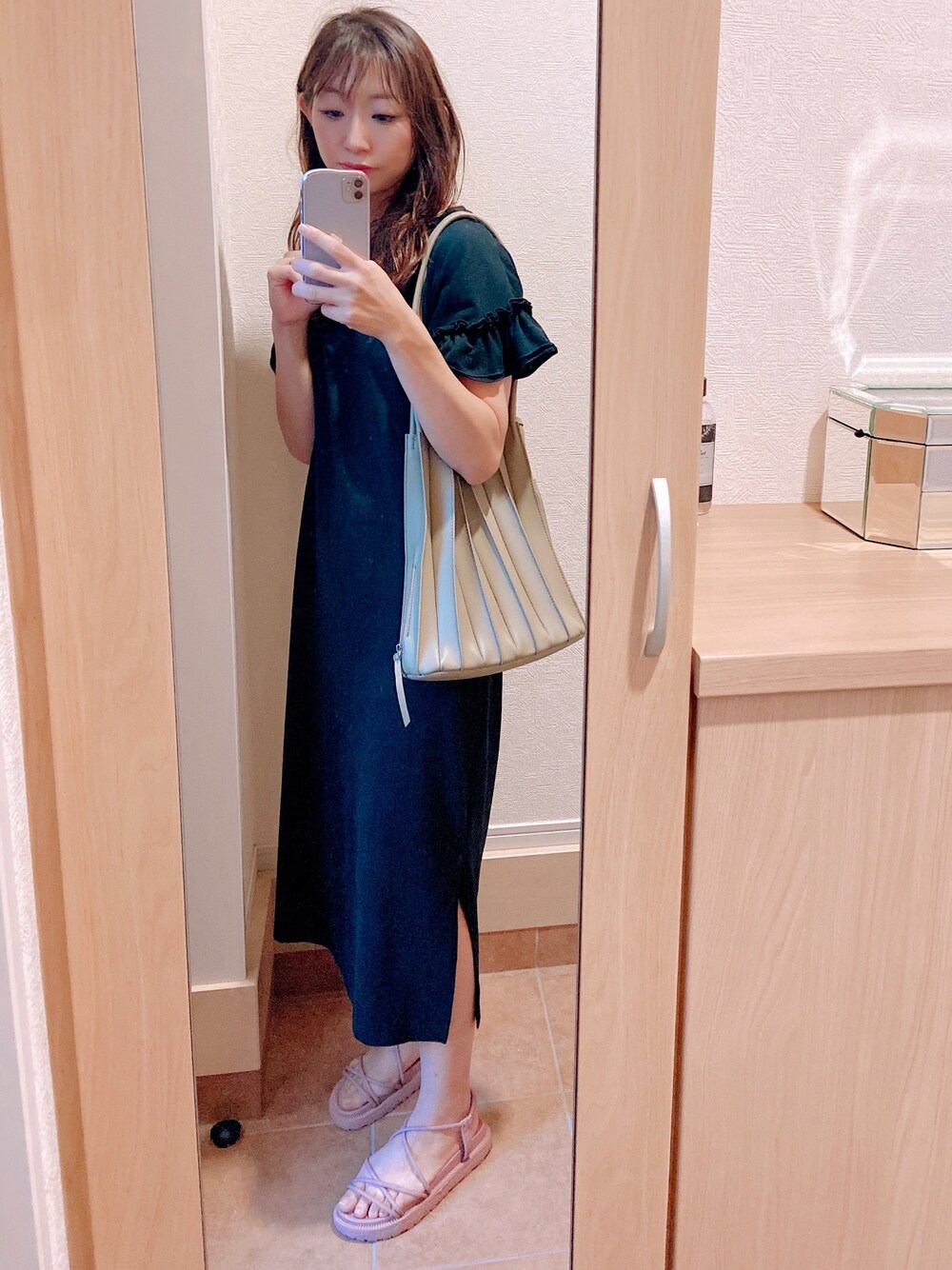 グリーン系のショルダーバッグ、ブラック系のワンピース/ドレス、ピンク系のサンダルを着用したレディースの夏コーディネートの1枚目の写真