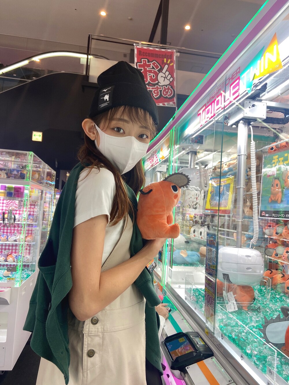 「ラクチンコーデ、秋服、骨格ウェーブ、ジャンパースカート、レザー、ニット帽、ビーニー、ワンピース、エヴァミズノ、厚底シューズ、ママファッション、スニーカー、秋コーデ、シンプルコーデ、カジュアル」｜「エヴァミズノのアイテム（ニットキャップ/ビーニー、ブラック系）」を使った、asuka𓂃⸜♡⸝さん（骨格ウェーブ・レディース・163cm）の秋コーディネートの1枚目の写真