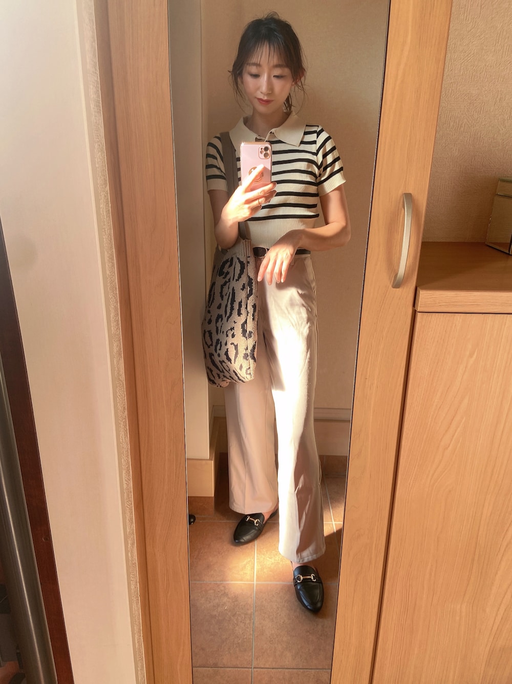 「ボーダートップス、ベージュ、パンツスタイル、スラックス、淡色コーデ、夏コーデ、プチプラ、ポロシャツ、着回しコーデ、シンプル、韓国ファッション、夏セールで買いました、骨格ウェーブ、ママコーデ、カジュアルコーデ」｜「fruncoのボーダーポロシャツ（ポロシャツ、ベージュ系）」を使った、asuka𓂃⸜♡⸝さん（骨格ウェーブ・レディース・163cm）の夏コーディネートの1枚目の写真