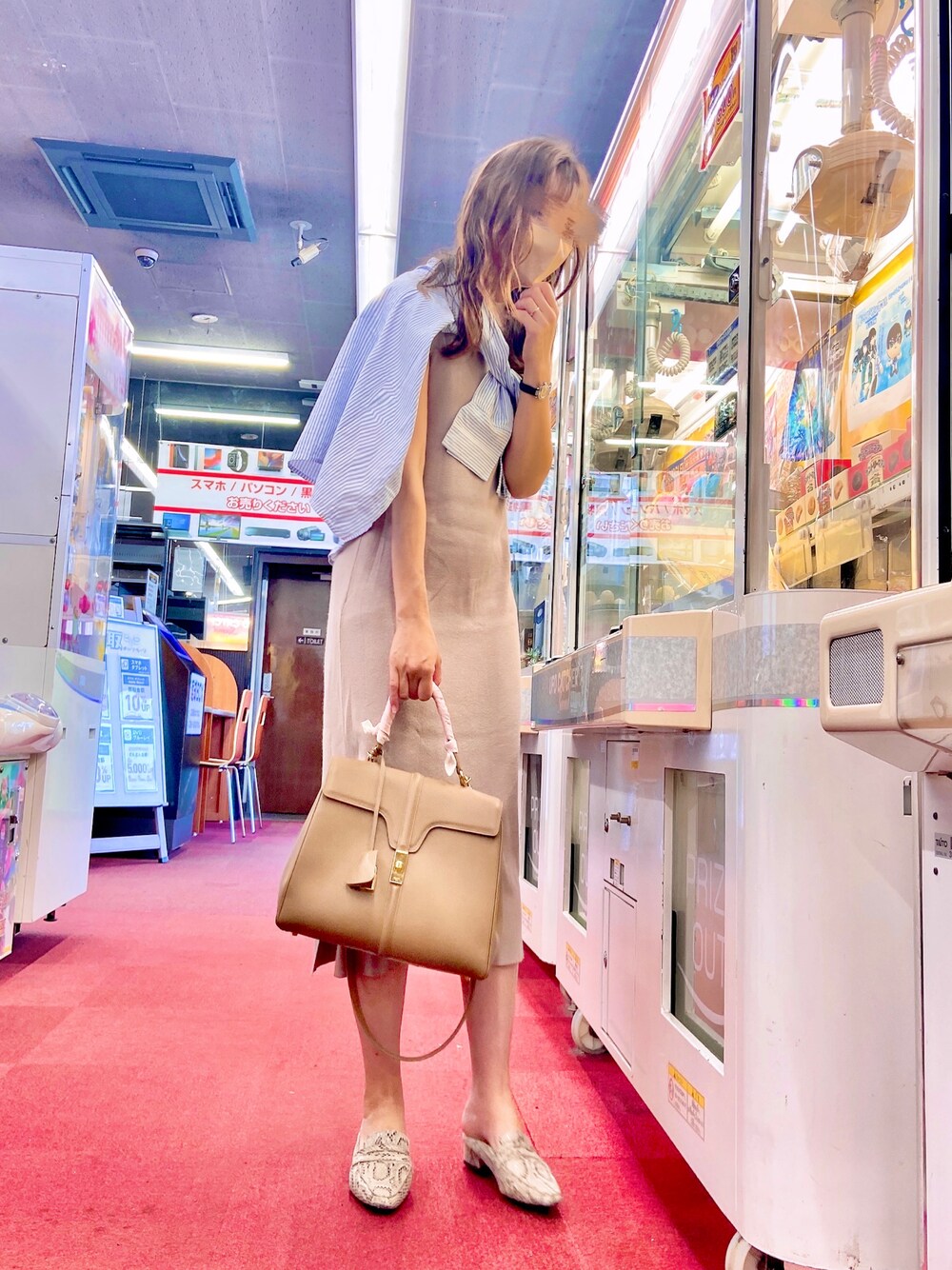 その他のシャツ/ブラウス、ベージュ系のワンピース、ベージュ系のハンドバッグを着用したレディースの夏コーディネートの1枚目の写真