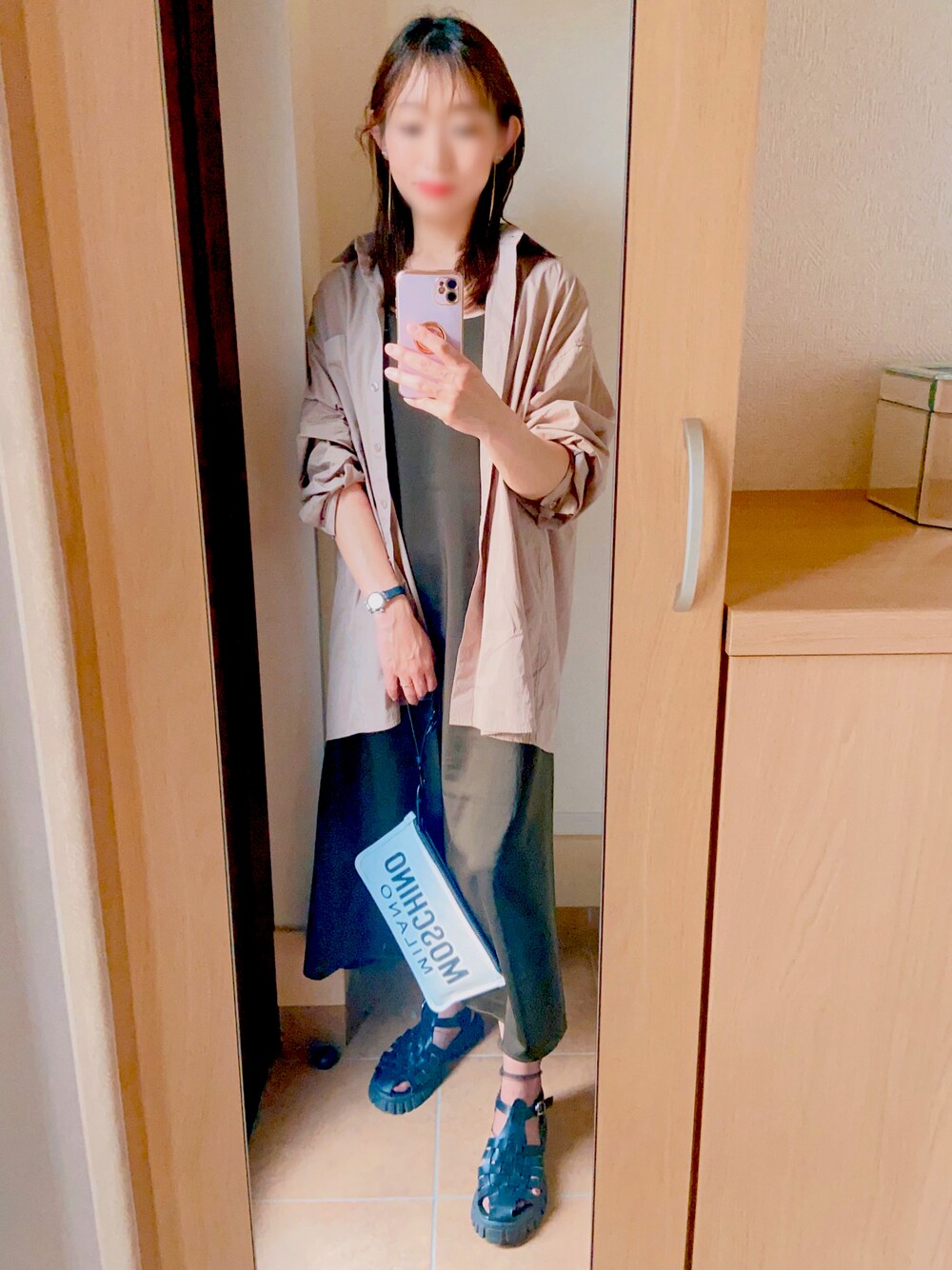 「リラックススタイル、ワンピーススタイル、シンプル、グルカサンダル、シャツスタイル、きれいめカジュアル、雨の日コーデ、ロングワンピース、シアー、シャツコーデ、アラフォー、オトナ女子、キャミワンピ、シンプルコーデ、着回しコーデ」｜「AMOUR BOXのトラックソールグルカサンダル（サンダル、ブラック系）」を使った、asuka𓂃⸜♡⸝さん（骨格ウェーブ・レディース・163cm）の夏コーディネートの1枚目の写真