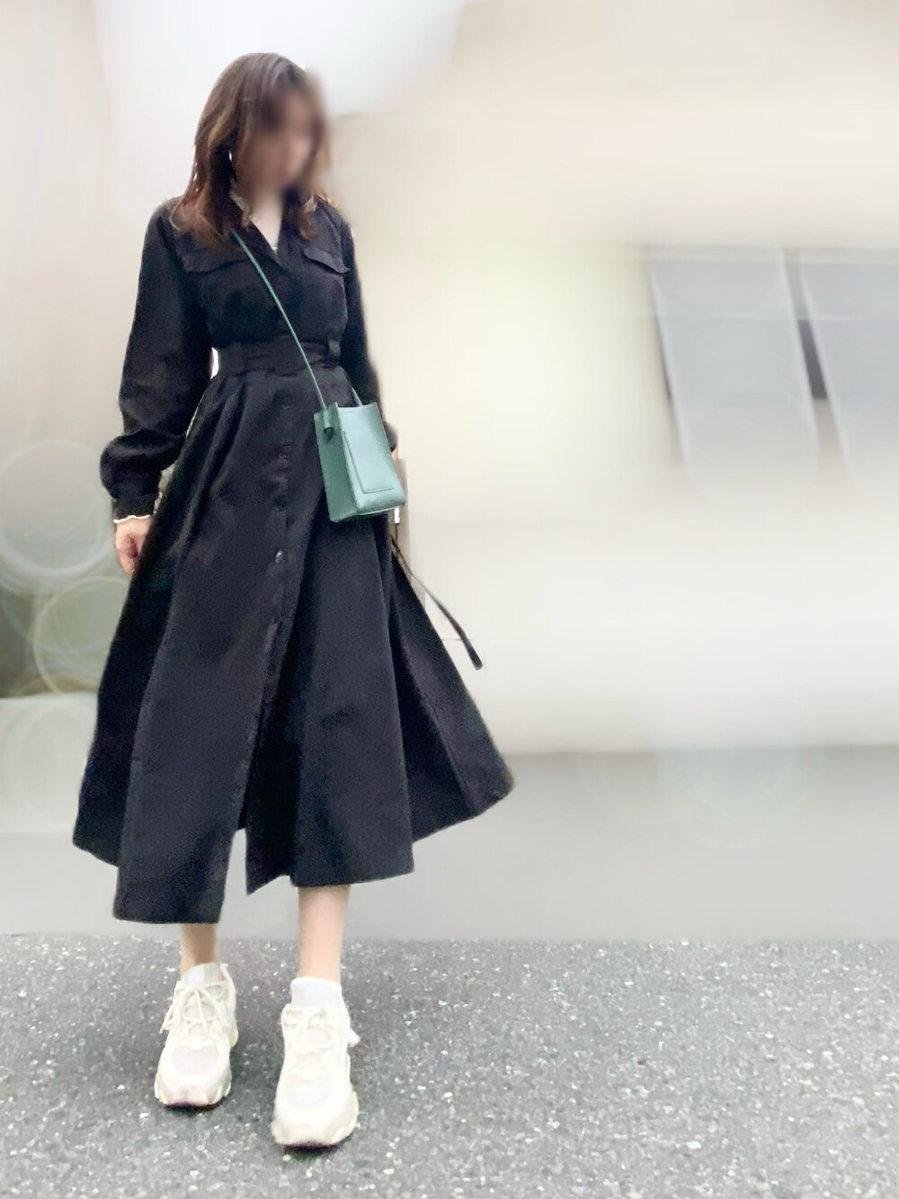 ブラック系のワンピース、グリーン系のショルダーバッグ、ベージュ系のTシャツ/カットソーを着用したレディースの春コーディネートの1枚目の写真