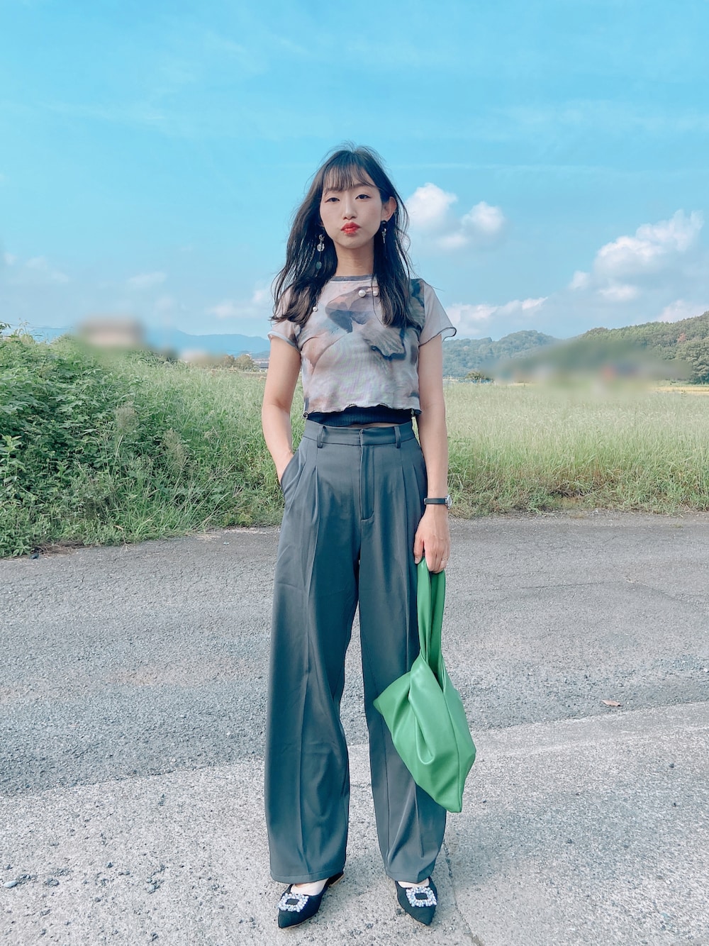 「グレー、スラックス、GRL、shein、パンツスタイル、秋服まるっと大公開、シンプル、骨格ウェーブ、ママコーデ、アラフォー、プチプラ、シアートップス、グリーン、お出かけコーデ、シンプルコーデ」｜「SHEINのアイテム（Tシャツ/カットソー、ブラック系）」を使った、asuka𓂃⸜♡⸝さん（骨格ウェーブ・レディース・163cm）の秋コーディネートの1枚目の写真