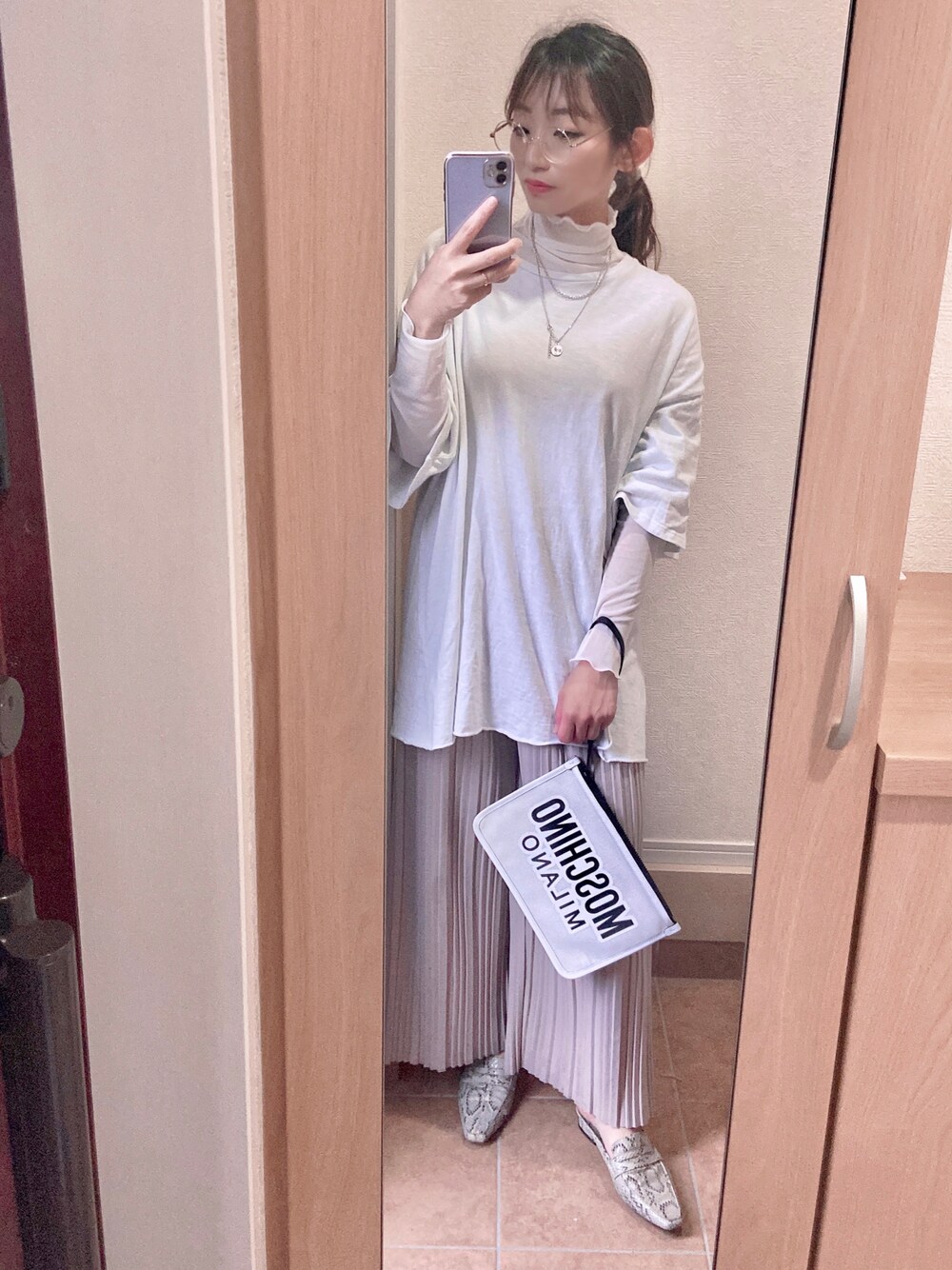 ホワイト系のクラッチバッグ、ピンク系のその他パンツ、その他のローファーを着用したレディースの夏コーディネートの1枚目の写真