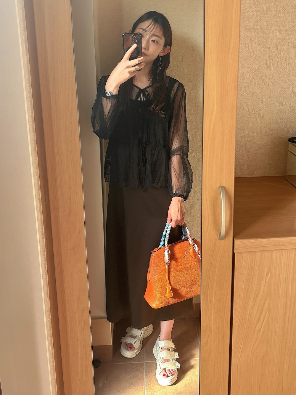「きれいめカジュアル、プチプラ、シアー、シアートップス、シアーシャツ、リボン、厚底シューズ、モノトーン、ワンピース、サテン、ロングワンピース、ブラックコーデ、オトナカジュアル、キャミワンピ、テーマパークコーデ」｜「HERMESのアイテム（ハンドバッグ、オレンジ系）」を使った、asuka𓂃⸜♡⸝さん（骨格ウェーブ・レディース・163cm）の夏コーディネートの1枚目の写真