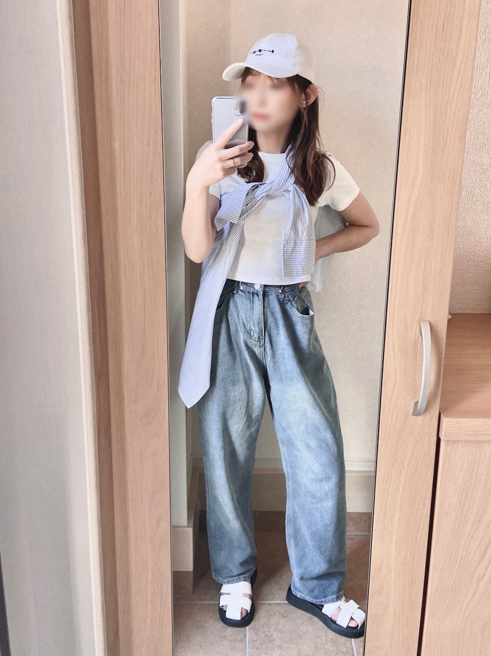 その他のシャツ/ブラウス、ホワイト系のTシャツ/カットソー、ブルー系のデニムパンツを着用したレディースの夏コーディネートの1枚目の写真