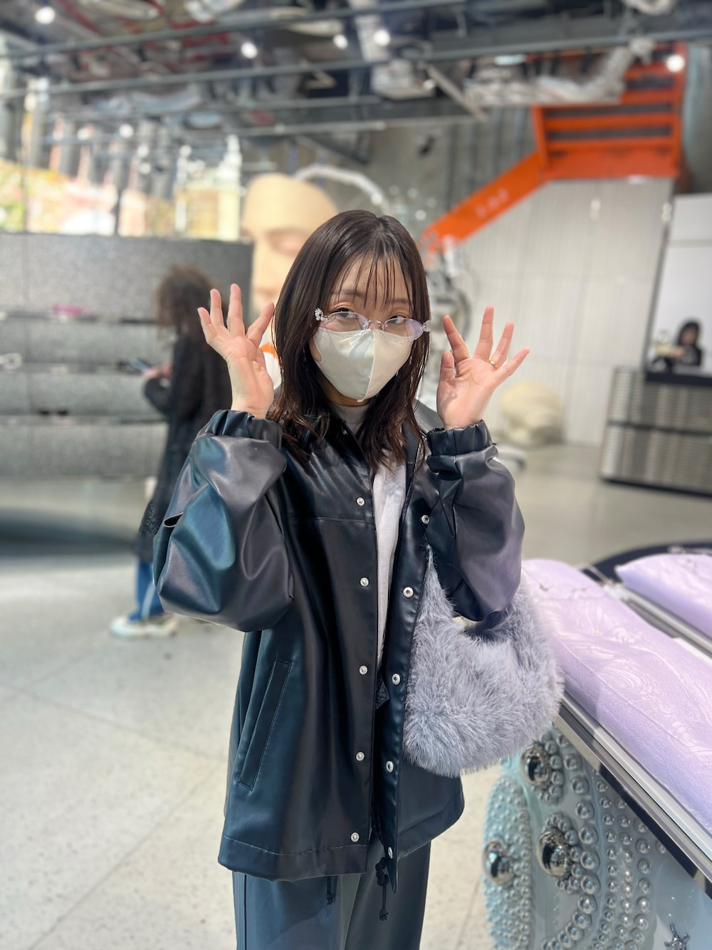 「gentlemonster、パンツコーデ、休日スタイル、ブラックコーデ、モノトーン、レザージャケット、パンツスタイル、プチプラ、メガネ女子、デートコーデ、ショルダーバッグ、ファー小物、40代ファッション」｜「SHEINのアイテム（バッグ、グレー系）」を使った、asuka𓂃⸜♡⸝さん（骨格ウェーブ・レディース・163cm）の冬コーディネートの1枚目の写真