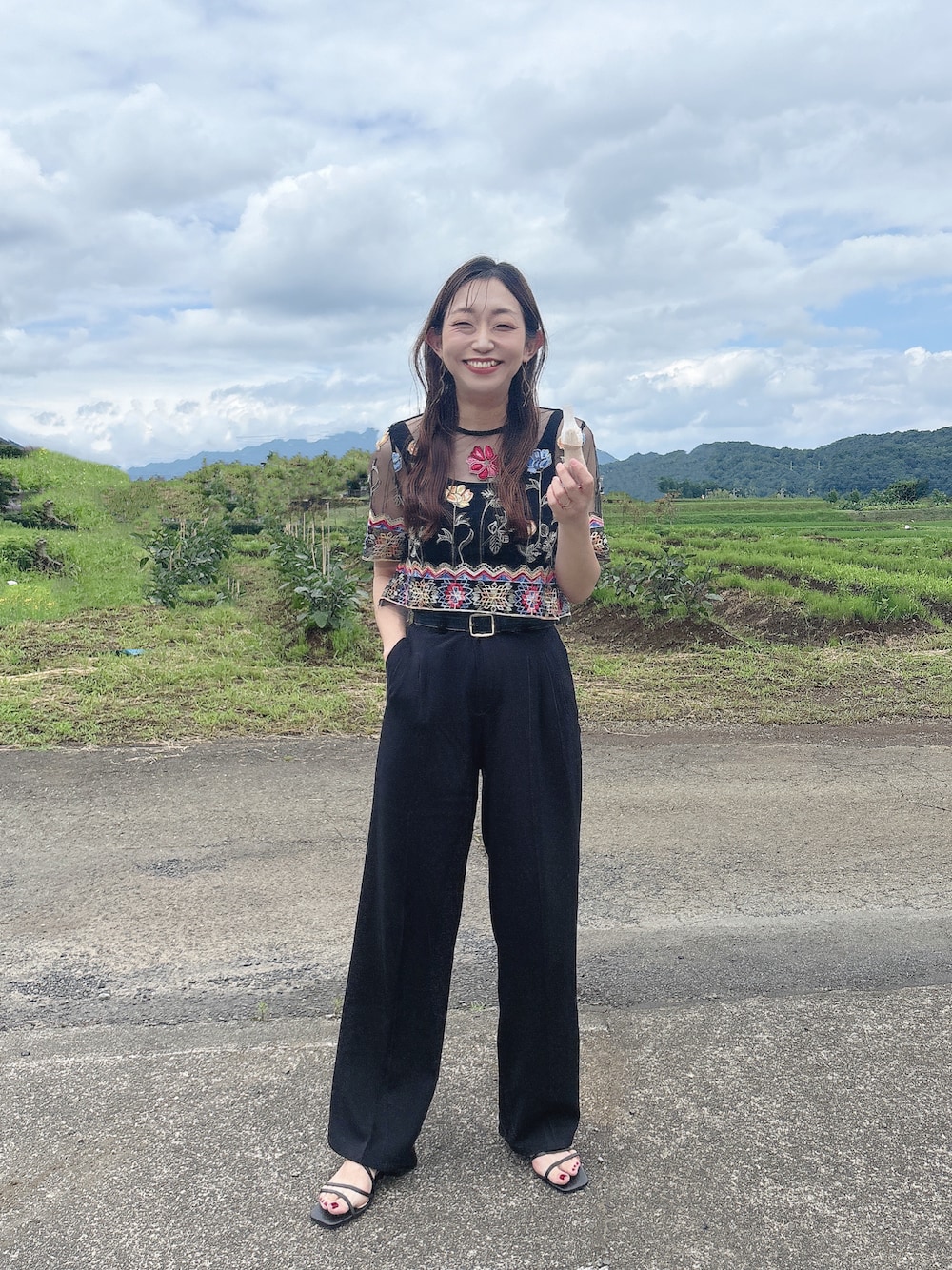 「フェススタイル、テーマパークコーデ、休日スタイル、シアートップス、SHEIN、GRL、ブラック、パンツスタイル、モノトーン、刺繍、大人カジュアル、プチプラ、シンプル、骨格ウェーブ、きれいめカジュアル」｜「SHEINのアイテム（トップス、ブラック系）」を使った、asuka𓂃⸜♡⸝さん（骨格ウェーブ・レディース・163cm）の夏コーディネートの1枚目の写真