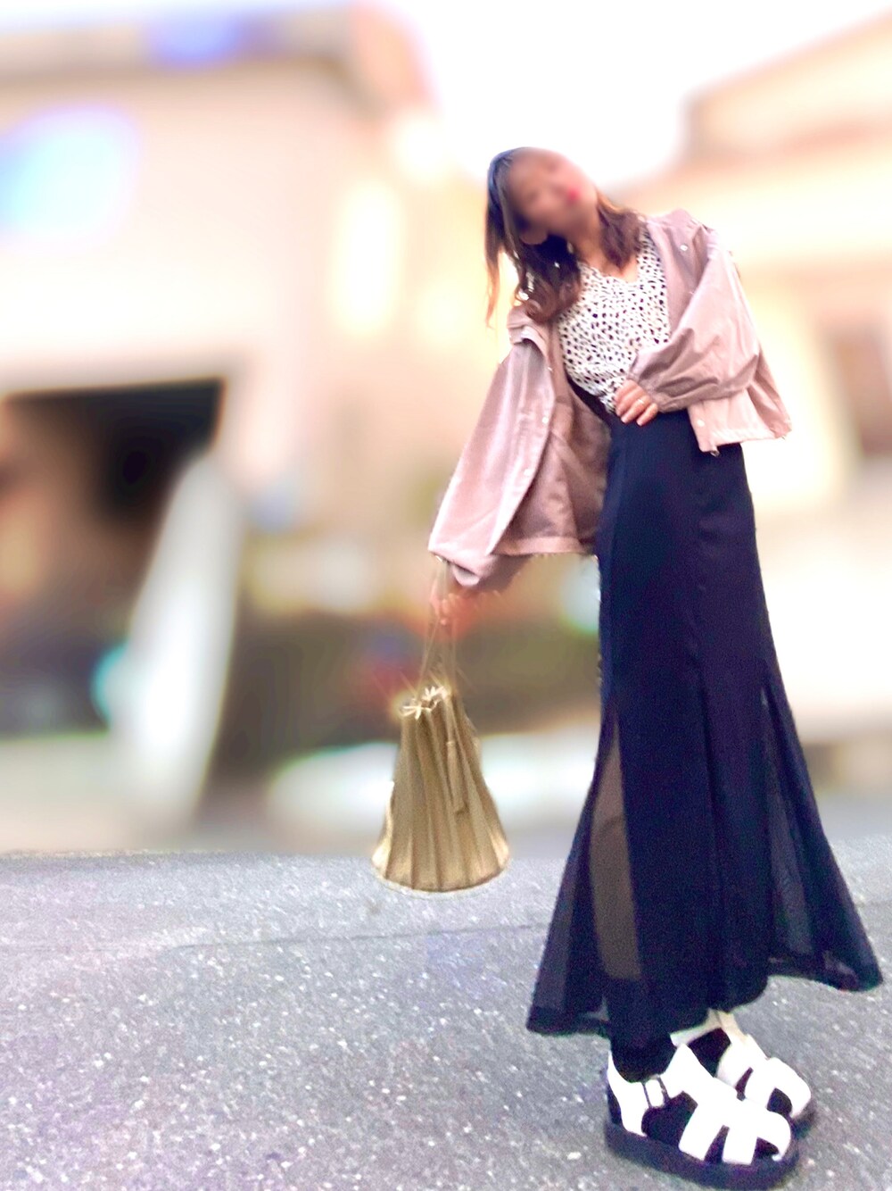 「オトナカジュアル、ootd、プチプラコーデ、グルカサンダル、マーメイドスカート、シンプル、マウンテンパーカー、GRL」｜「GRLのパワショルVネックダルメシアン柄ブラウス（シャツ/ブラウス、ホワイト系）」を使った、asuka𓂃⸜♡⸝さん（レディース・164cm）の春コーディネートの1枚目の写真