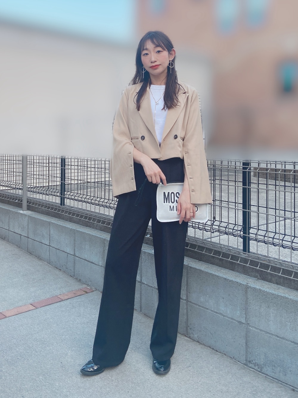 「春のNewスタイル、着回しコーデ、パンツスタイル、シンプル、ジャケット、ローファー、クラッチバッグ、ママコーデ、お出かけコーデ、春アウター、大人カジュアル、休日スタイル、モノトーン、モノトーンコーデ、オトナ女子」｜「GRLのアイテム（パンツ、ブラック系）」を使った、asuka𓂃⸜♡⸝さん（骨格ウェーブ・レディース・163cm）の春コーディネートの1枚目の写真