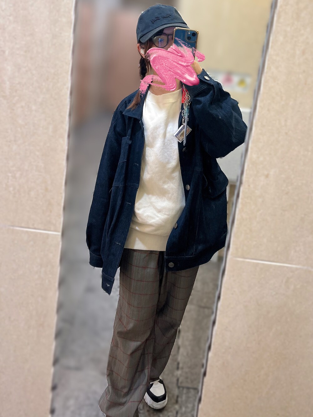 「カジュアルスタイル、楽チンコーデ、デニムジャケット、キャップ、チェックパンツ」｜「TRUESelfのアイテム（キャップ、ブラック系）」を使った、りぃむさん（レディース・160cm）の春コーディネートの1枚目の写真