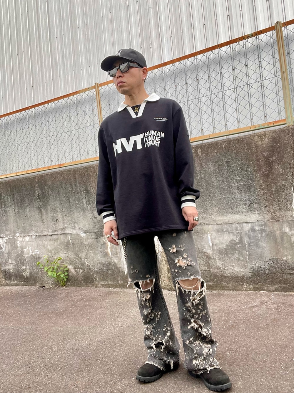 「今日のコーデ、ダメージデニムパンツ、デニム、キャップ、ゲームシャツ、Timberland、インスタフォローしてね！」｜「BASICKSの【BASICKS/ベーシックス】Bone New York Cap（キャップ、ブラック系）」を使った、クリパン7.12さん（メンズ・169cm）の春コーディネートの1枚目の写真