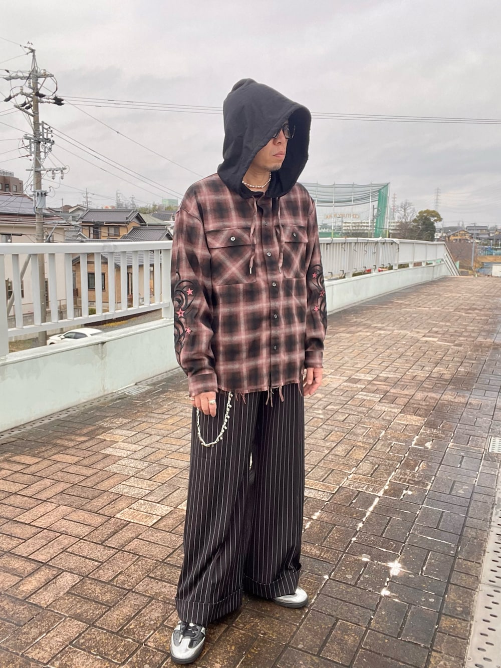 「今日のコーデ、メンズコーデ、春服、スラックス、チェックシャツ、ajouterflow、スニーカー、adidassamba、お洒落さんとつながりたい、インスタフォローしてね！」｜「ajouter flowの【ajouter flow】ombre check shirt hoodie（シャツ/ブラウス、ピンク系）」を使った、クリパン7.12さん（メンズ・169cm）の春コーディネートの1枚目の写真