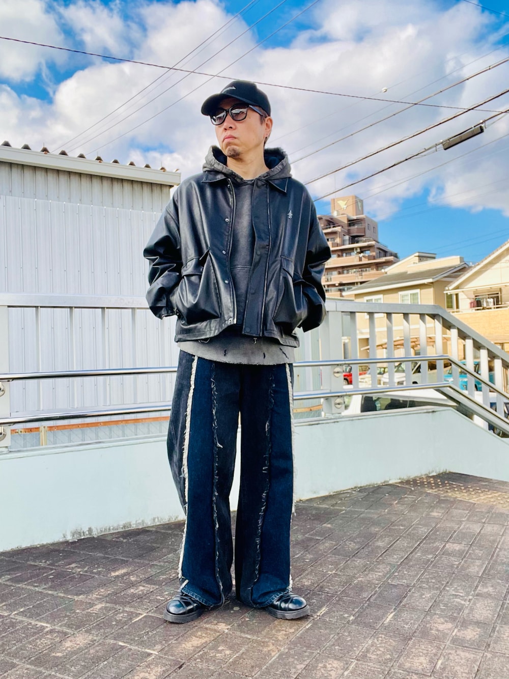 「冬コーデ、レザー、レザージャケット、デニム、デニムパンツ、パーカー、フリンジ、ダメージ」｜「Dr. Martensのアイテム（ローファー、ブラック系）」を使った、クリパン7.12さん（メンズ・169cm）の冬コーディネートの1枚目の写真
