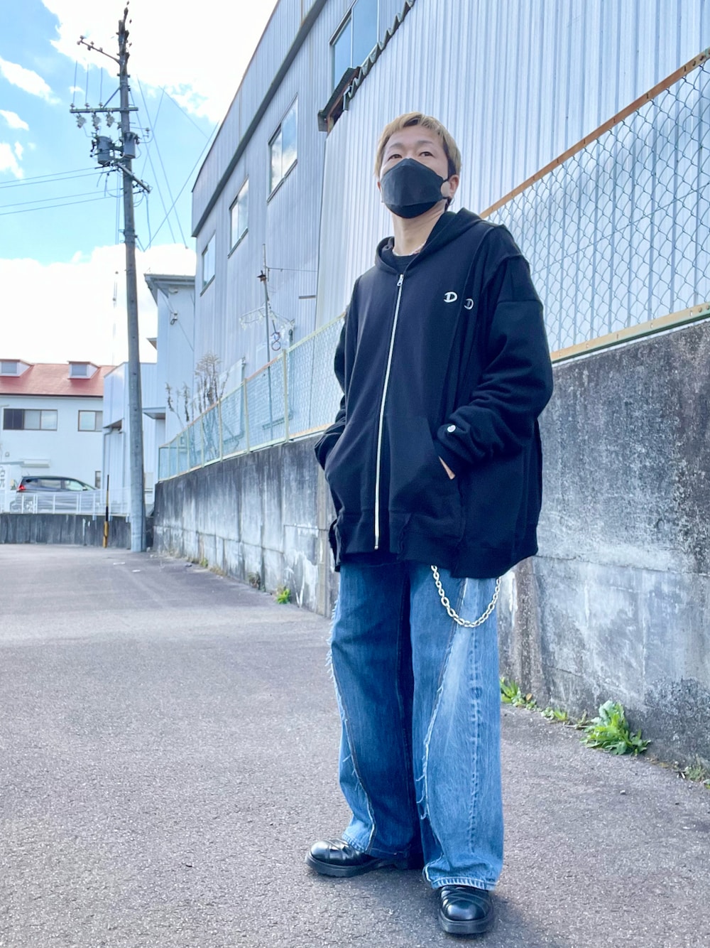 「休日スタイル、デニム、パーカー、ウォレットチェーン、革靴、オーバーサイズ、リメイクジーンズ、カジュアルコーデ、シンプル、インスタフォローしてね！」｜「DISCOVEREDのDISCOVERED(ディスカバード) 別注WIDE D SWEAT HOODIE 別注ワイドスウェットフーディー（パーカー、ブラック系）」を使った、クリパン7.12さん（メンズ・169cm）の春コーディネートの1枚目の写真