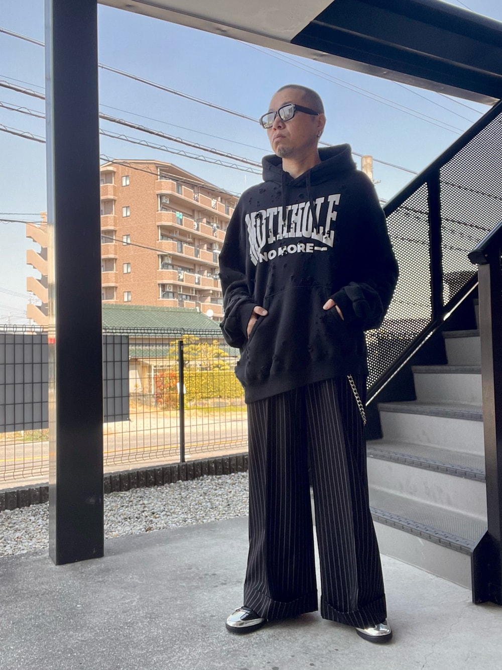 「春コーデ、休日スタイル、スラックス、パーカー、adidas、おしゃれさんと繋がりたい」｜「doubletのアイテム（パーカー、ブラック系）」を使った、クリパン7.12さん（メンズ・169cm）の春コーディネートの1枚目の写真