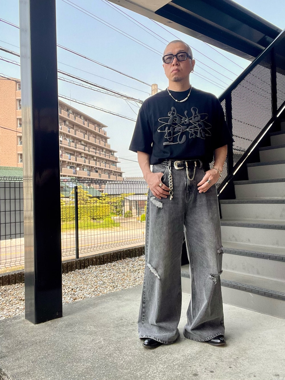 「ajouterflow、ストリートコーデ、オトナカジュアル、ワイドデニム、ダメージデニムパンツ、デニム、Tシャツ、アクセサリー、jieda、インスタフォローしてね！」｜「ajouter flowの【ajouter flow】space logo T-shirt（Tシャツ/カットソー、ブラック系）」を使った、クリパン7.12さん（メンズ・169cm）の春コーディネートの1枚目の写真