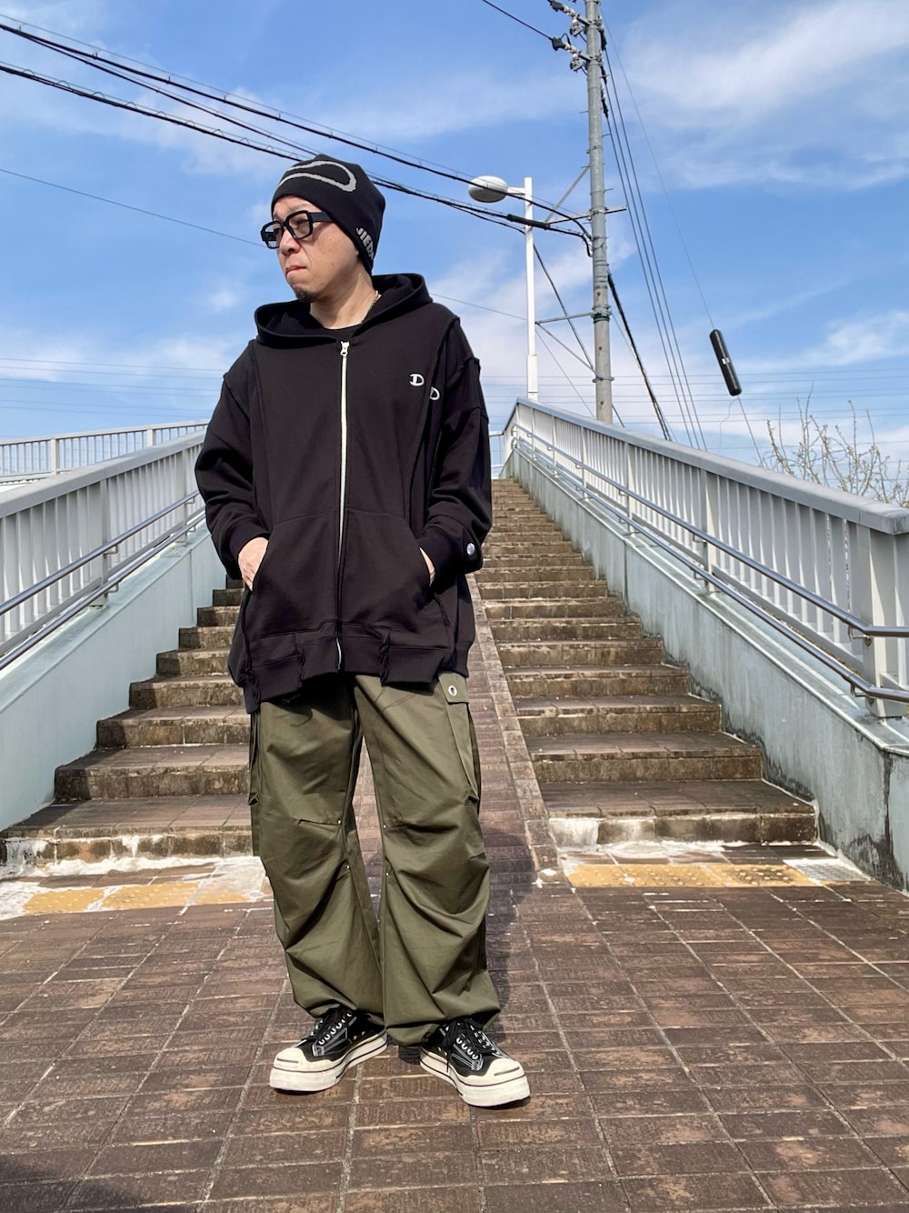 「春めき満開コーデ、リメイク、カーゴパンツ、パーカー、ビーニー、サングラス、converse、DISCOVERED、ajouterflow、インスタフォローしてね！、服好きな人と繋がりたい、厚底シューズ」｜「Jiedaの〈別注〉 J LOGO KNIT CAP/ビーニー /ギフトにおすすめ（ニットキャップ/ビーニー、ブラック系）」を使った、クリパン7.12さん（メンズ・169cm）の春コーディネートの1枚目の写真