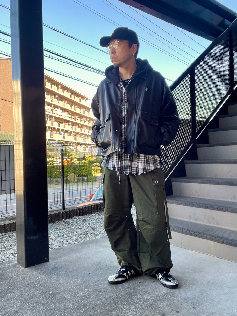 「最近のいい感じコーデ、冬アウター、キャップ、カーゴパンツ、レザージャケット、レザー、スニーカー」｜「ajouter flowの【ajouter flow】af metal logo  wash synthetic leather jacket（ブルゾン、ブラック系）」を使った、クリパン7.12さん（メンズ・169cm）の冬コーディネートの1枚目の写真