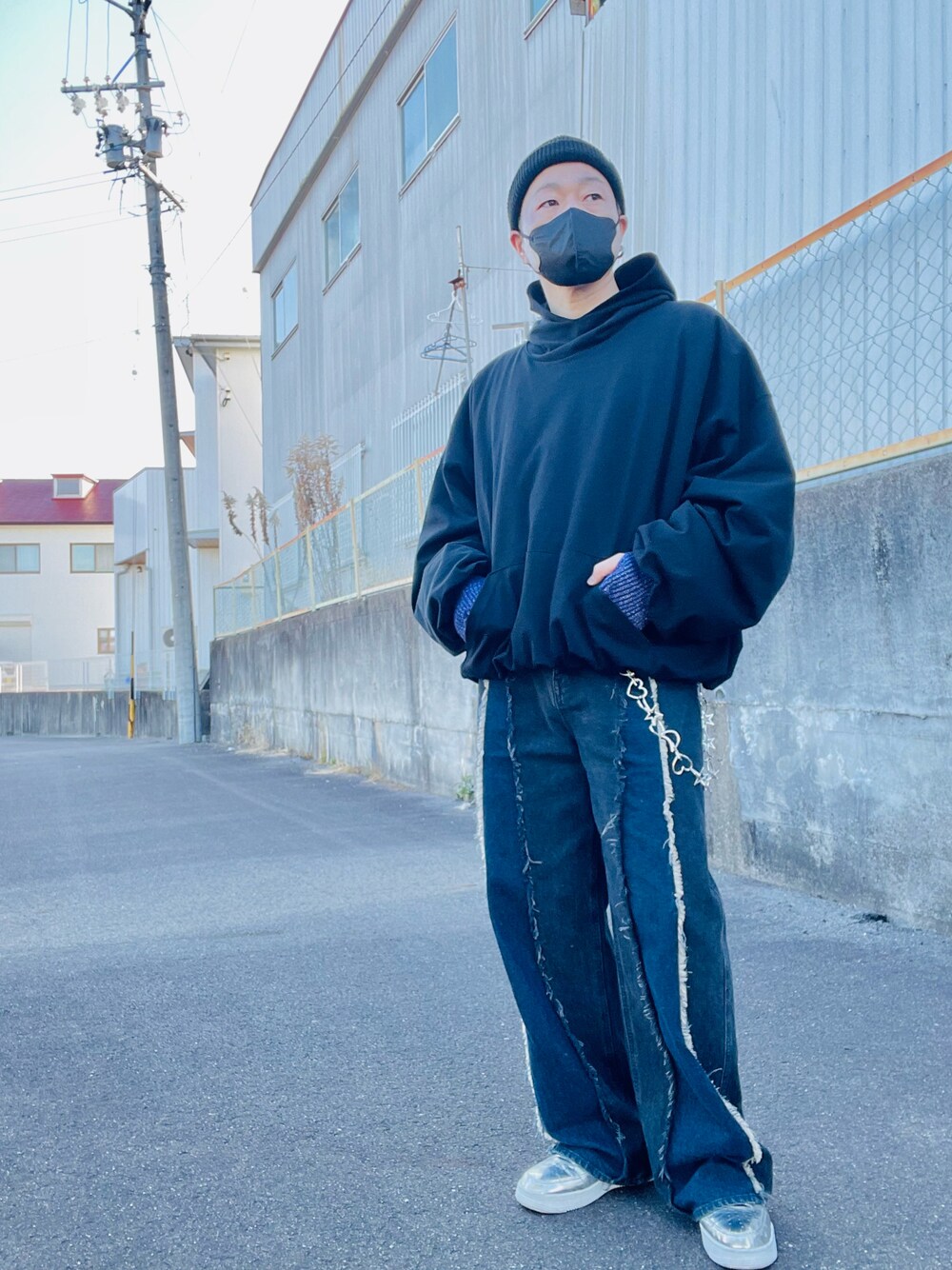 「休日スタイル、ビッグシルエット、デニムパンツ、フーディー、パーカー、スニーカー、ストリート、カジュアル」｜「NIKEのアイテム（スニーカー、シルバー系）」を使った、クリパン7.12さん（メンズ・169cm）の冬コーディネートの1枚目の写真