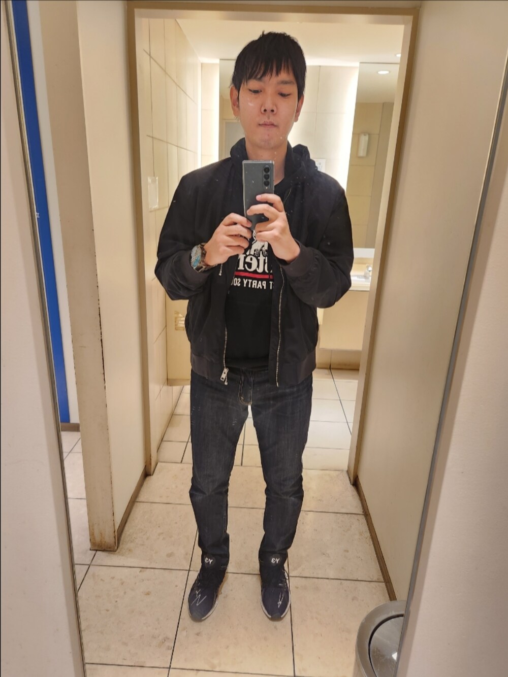 「H&M、ヒステリックグラマー、リーバイス、Y-3、春コーデ、ジップアップブルゾン、GREATEST PARTY SOUNDSパーカー、FYW S-97」｜「H&Mのアイテム（ブルゾン、ブラック系）」を使った、shinn_akkunnさん（メンズ・180cm）の春コーディネートの1枚目の写真