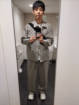 「GU（ジーユー）のアイテム（シャツ/ブラウス、ベージュ系）」を使った、shinn_akkunnさん（メンズ・180cm）の春コーディネート
