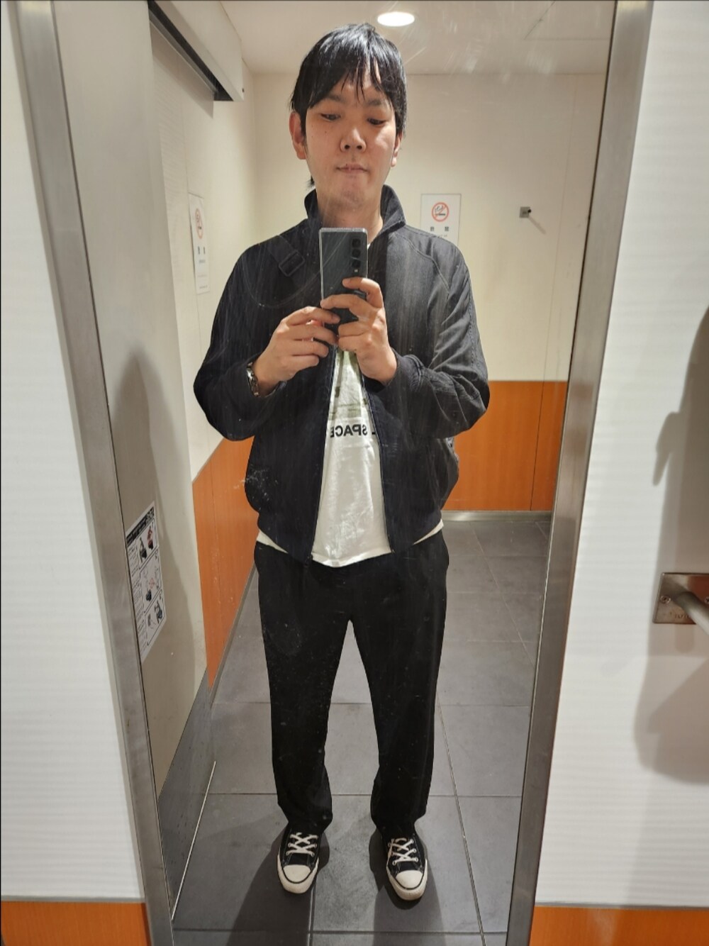 「フレッドペリー、WIZZARD、ユニクロ、コンバース、春コーデ、トラックジャケット、GRAPHIC T-SHIRT、タックワイドパンツ、ALLSTAR J HI」｜「FRED PERRYのアイテム（その他アウター、ブラック系）」を使った、shinn_akkunnさん（メンズ・180cm）の春コーディネートの1枚目の写真