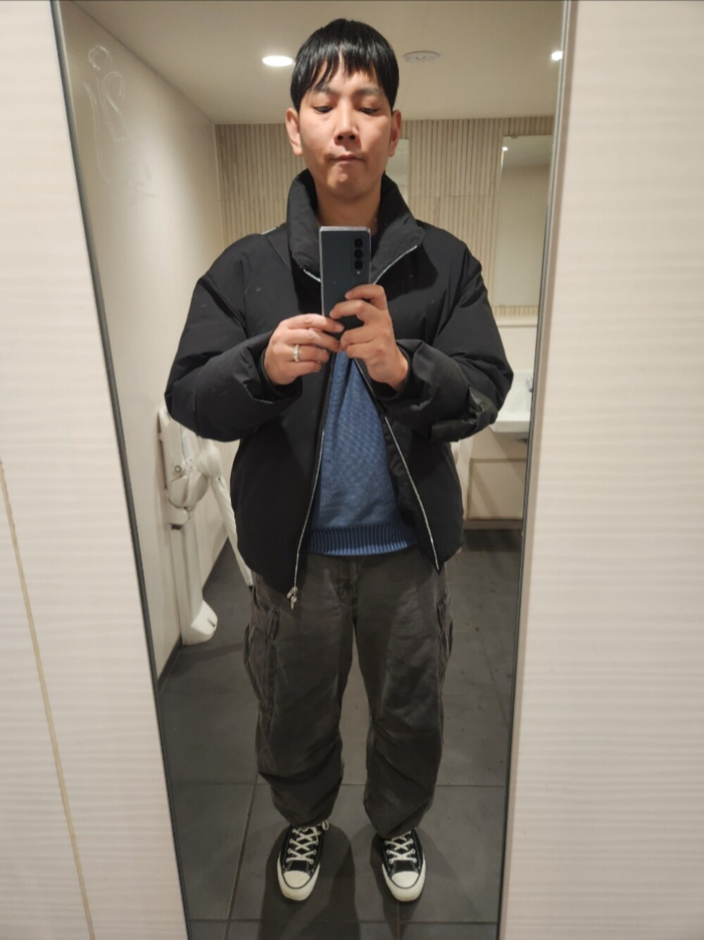 「WYM、GU、コンバース、冬コーデ、HEAT FIBER PADDED JACKET、ガーメントダイニットプルオーバー、デニムスーパーワイドカーゴパンツ、CANVAS AS J HI、8℃、さすがに冬物」｜「WYM LIDNMのMINIMAL HEAT FIBER PADDED JACKET（ダウンジャケット/コート、ブラック系）」を使った、shinn_akkunnさん（メンズ・180cm）の春コーディネートの1枚目の写真