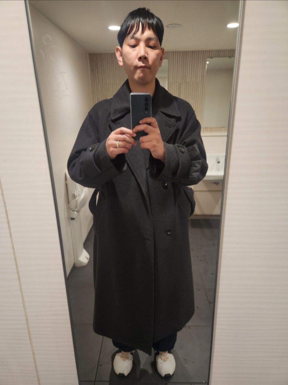 「WYM、フリークスストア、GU、アディダス、冬コーデ、WRAP COAT、FOX3ラインボーダーZIPポロ、デニムスーパーワイドカーゴパンツ、レキシコン、今日は春物で行く！」｜「WYM LIDNMのアイテム（その他アウター、グレー系）」を使った、shinn_akkunnさん（メンズ・180cm）の春コーディネートの1枚目の写真